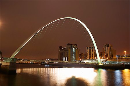 Millenium bridge at night, Newcastle upon Tyne, United Kingdom Photographie de stock - Premium Libres de Droits, Code: 649-07437199