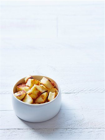 Still life of haloumi croutons in a bowl Foto de stock - Sin royalties Premium, Código: 649-07437278