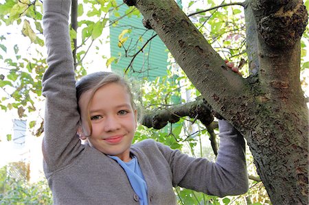 Portrait of teenage girl in garden Photographie de stock - Premium Libres de Droits, Code: 649-07437300