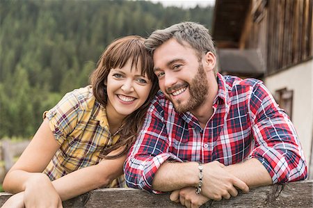 simsearch:649-07437325,k - Couple leaning on wooden fence Foto de stock - Sin royalties Premium, Código: 649-07437319