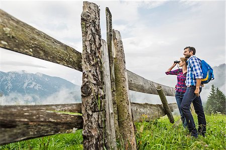 simsearch:649-07437363,k - Couple enjoying view through binoculars, Tirol, Austria Photographie de stock - Premium Libres de Droits, Code: 649-07437331