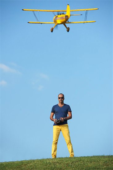 Man flying model plane Photographie de stock - Premium Libres de Droits, Le code de l’image : 649-07437342