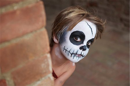 Boy with face painting of skull Foto de stock - Sin royalties Premium, Código: 649-07437356