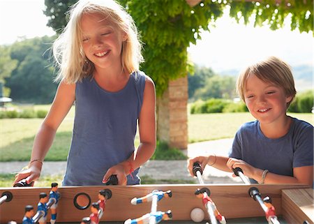 Children playing foosball Foto de stock - Sin royalties Premium, Código: 649-07437351