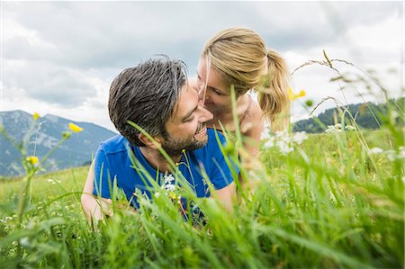 sel & poivre - Couple enjoying the meadow Photographie de stock - Premium Libres de Droits, Code: 649-07437365