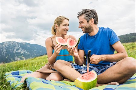 sel & poivre - Couple eating watermelon at picnic Photographie de stock - Premium Libres de Droits, Code: 649-07437366