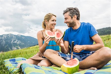 salt and pepper - Couple eating watermelon at picnic Photographie de stock - Premium Libres de Droits, Code: 649-07437366