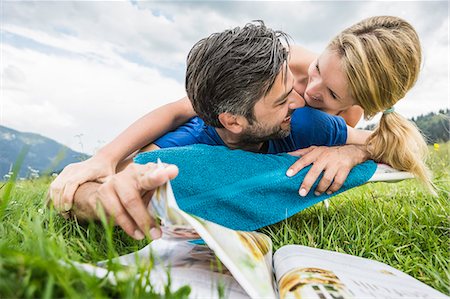 simsearch:649-07437363,k - Couple enjoying the meadow Photographie de stock - Premium Libres de Droits, Code: 649-07437360