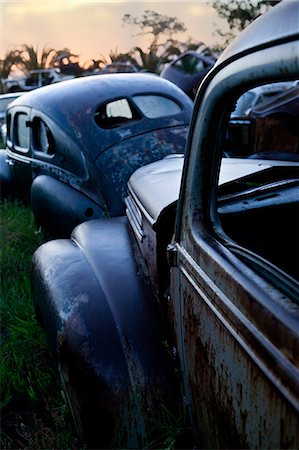 simsearch:649-07437393,k - Vintage cars abandoned in scrap yard Photographie de stock - Premium Libres de Droits, Code: 649-07437389