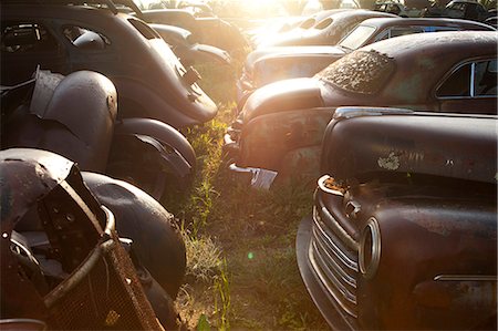 ruined - Vintage cars abandoned in scrap yard Foto de stock - Sin royalties Premium, Código: 649-07437395