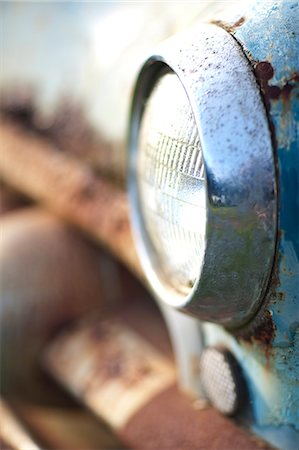 phare (véhicule) - Side view of rusty car headlight and bumper Photographie de stock - Premium Libres de Droits, Code: 649-07437398