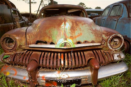 Close up of vintage car in scrap yard Photographie de stock - Premium Libres de Droits, Code: 649-07437390