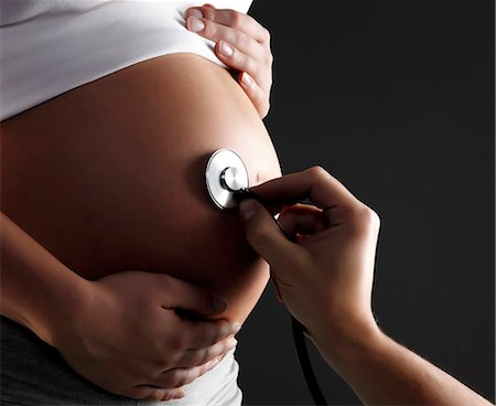 Stethoscope on pregnant woman's belly Foto de stock - Sin royalties Premium, Código: 649-07437411