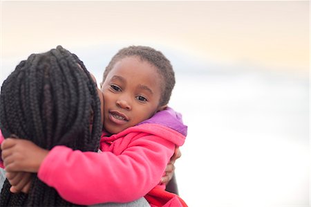 Woman hugging child Foto de stock - Sin royalties Premium, Código: 649-07437428