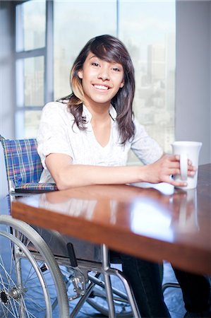 power smile - Woman in wheelchair Photographie de stock - Premium Libres de Droits, Code: 649-07437436