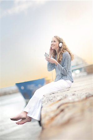 relaxing - Woman listening to music, Hout Bay, Cape Town, South Africa Foto de stock - Sin royalties Premium, Código: 649-07437469