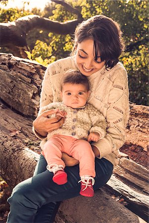 Mother and baby sitting on log Stockbilder - Premium RF Lizenzfrei, Bildnummer: 649-07437494