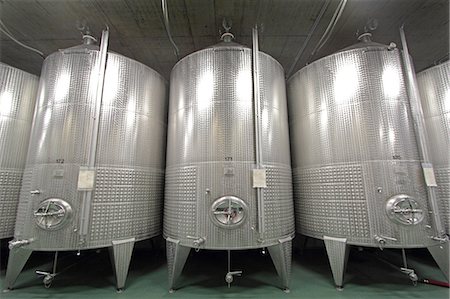 plateado - Stainless steel vats on industrial wine cellar Foto de stock - Sin royalties Premium, Código: 649-07437496