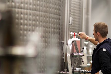 Man working in industrial wine cellar Photographie de stock - Premium Libres de Droits, Code: 649-07437501