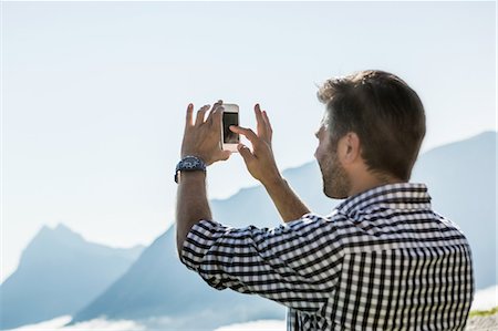 Man photographing view on his mobile phone, Tyrol, Austria Foto de stock - Sin royalties Premium, Código: 649-07437526