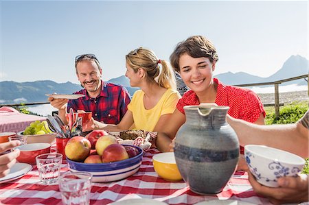 sole (meal) - Friends enjoying breakfast, Tyrol, Austria Foto de stock - Sin royalties Premium, Código: 649-07437532