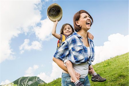 piggyback child - Mother and daughter on hike, girl holding straw hat Photographie de stock - Premium Libres de Droits, Code: 649-07437554