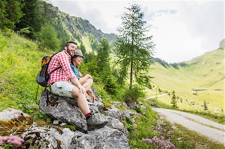 Young couple sitting on rocks, Tyrol, Austria Foto de stock - Sin royalties Premium, Código: 649-07437613