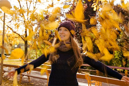 foglie d'autunno - Young woman throwing up autumn leaves in park Fotografie stock - Premium Royalty-Free, Codice: 649-07437633