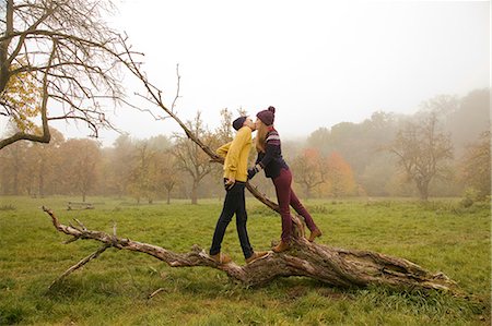 simsearch:649-07436303,k - Young couple kissing on bare tree in misty park Foto de stock - Sin royalties Premium, Código: 649-07437640