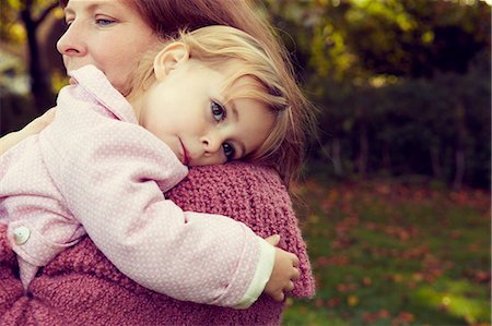 Mother hugging daughter Photographie de stock - Premium Libres de Droits, Code: 649-07437727