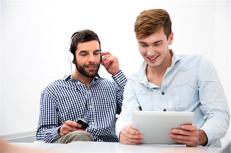 Two male colleagues using digital tablet Stockbilder - Premium RF Lizenzfrei, Bildnummer: 649-07437777