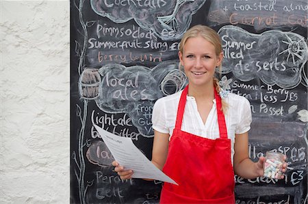 Waitress holding jar of chalk and menu in cafe Stockbilder - Premium RF Lizenzfrei, Bildnummer: 649-07437828