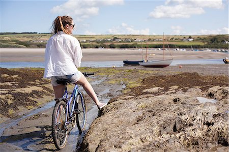 Teenager riding bike Foto de stock - Sin royalties Premium, Código: 649-07437840