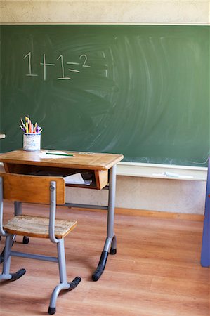 Desk and blackboard with sum Foto de stock - Royalty Free Premium, Número: 649-07437854