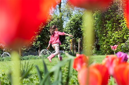 sautiller - Girl playing in garden Photographie de stock - Premium Libres de Droits, Code: 649-07437871