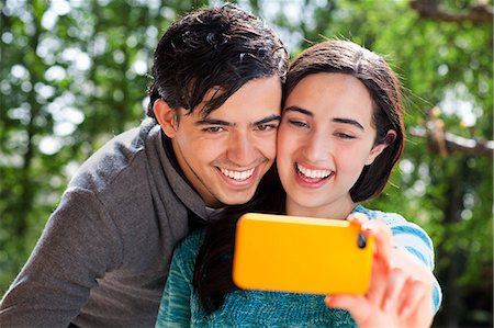 Portrait of young couple taking self portrait in garden Photographie de stock - Premium Libres de Droits, Code: 649-07437884