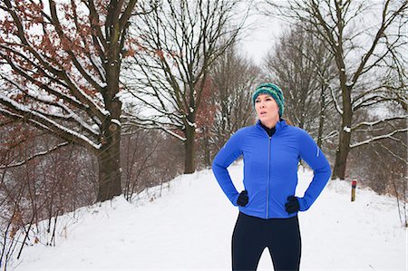 Female jogger taking a break in snow covered scene Foto de stock - Sin royalties Premium, Código: 649-07437947