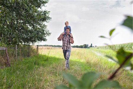 simsearch:649-07437984,k - Father carrying son on shoulders Photographie de stock - Premium Libres de Droits, Code: 649-07437974