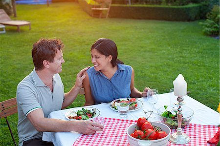 simsearch:649-07436476,k - Couple having dinner in garden Fotografie stock - Premium Royalty-Free, Codice: 649-07437994