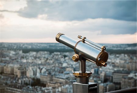 Telescope at top of Eiffel Tower, Paris, France Photographie de stock - Premium Libres de Droits, Code: 649-07438107