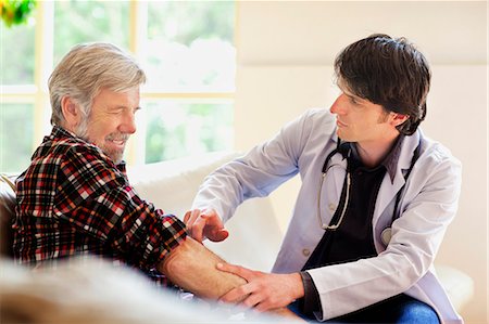 patient (homme malade) - Doctor examining senior man Photographie de stock - Premium Libres de Droits, Code: 649-07438102