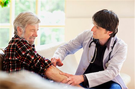 Doctor examining senior man Photographie de stock - Premium Libres de Droits, Code: 649-07438102