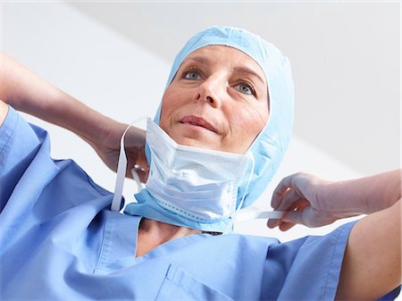 surgeon - Surgeon putting on surgical mask Foto de stock - Sin royalties Premium, Código: 649-07438124