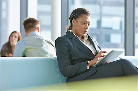 pictures of people working in the airports - Businesswoman using digital tablet Foto de stock - Sin royalties Premium, Código: 649-07520054