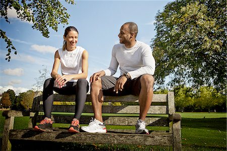parkbank - Couple chatting on park bench Stockbilder - Premium RF Lizenzfrei, Bildnummer: 649-07520084