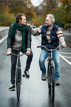 Friends cycling on street Fotografie stock - Premium Royalty-Free, Codice: 649-07520108