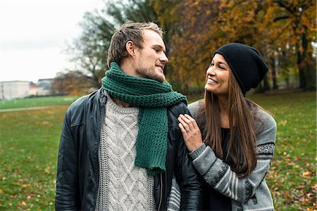 paar (liebesbeziehung) - Young couple chatting in woods Photographie de stock - Premium Libres de Droits, Code: 649-07520103