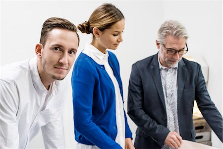 Business people in discussion at office Foto de stock - Sin royalties Premium, Código: 649-07520115