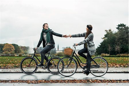 simsearch:649-07520103,k - Young couple cycling on street Photographie de stock - Premium Libres de Droits, Code: 649-07520110