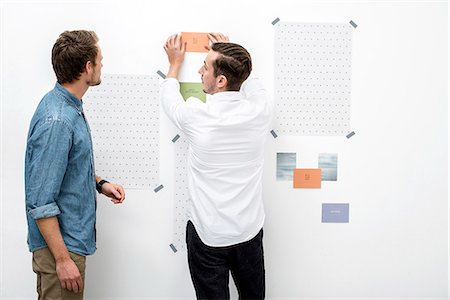 strategie - Male colleagues preparing presentation on wall Stockbilder - Premium RF Lizenzfrei, Bildnummer: 649-07520125